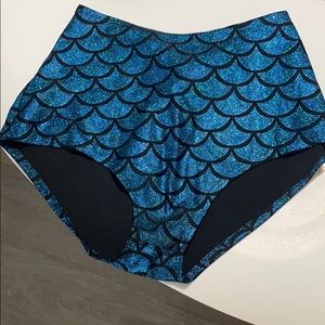 High-waisted pole dance / rave shorts